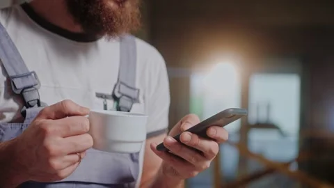 Close-up of male builder having a break drinking coffee at construction studio Vídeo Stock 170501707