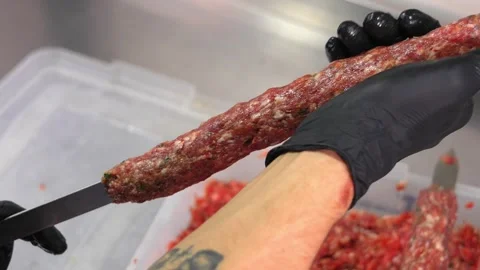 Close-up of male chef's hands squeezing minced meat and spreading it skewer Vídeos de archivo 267672055