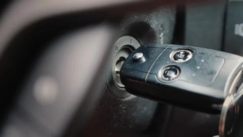 Close up of male hand inserting and removing car key from ignition switch i.. Vídeos de archivo 334844330