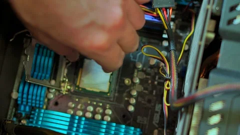 Close-up of male hand removes CPU and shows it. Видео 105509529