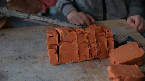 Close-up of male hands cutting modeling clay into pieces. 스톡 동영상 272756007