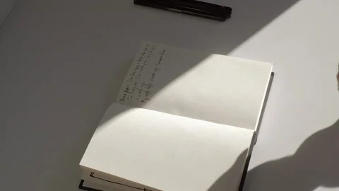 Close-up: Male hands stop writing text on a page and close the diary Video stock 229896161