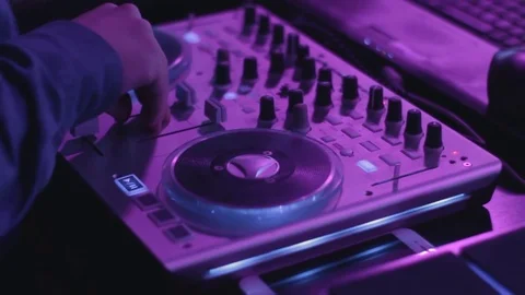 Close up of male hands turning knobs DJ mixer 스톡 동영상 84075146
