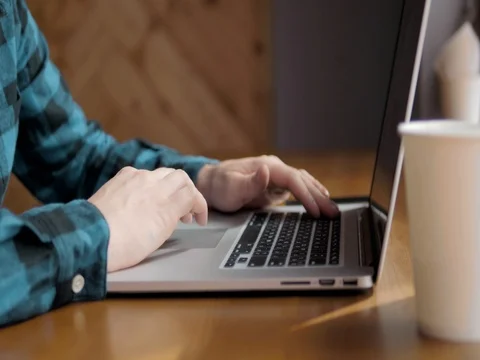 Close-up of male hands using laptop at office, man's hands typing on laptop 스톡 동영상 75170131