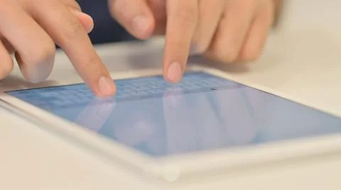 Close up of Male Hands using Tablet, scrolling Foto stock