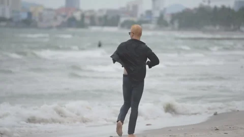Close up man bare foot walking on summer beach. crop legs of young man walking a Stock Footage 271214114