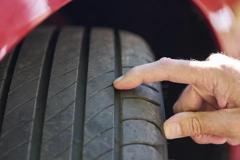 Close up of man checking  tyre tread depth on car Stockfoto's