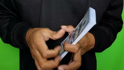 Close Up Man Counting Money For Transaction On Green Screen. Vídeo Stock 167425482