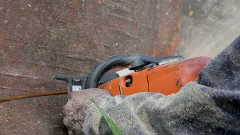Close-up. A man cuts down a large thick tree with a chainsaw. 스톡 동영상 195507092
