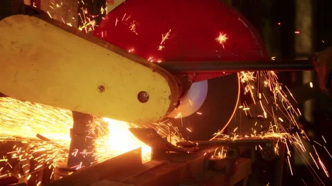 Close-up, A man cuts a metal part for a bulletproof vest from springs. homemade Vídeo Stock 178809198