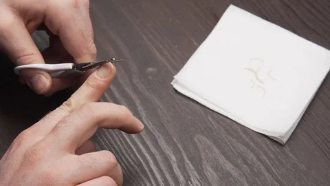 Close-up of a man cutting his own fingernails Vidéo 104650480