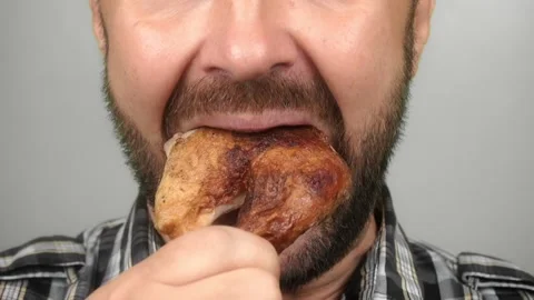 Close-up, a man eating a fried chicken leg. Unhealthy food. Home delivery. Vídeo Stock 145627989