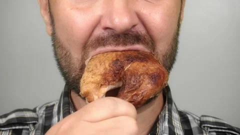 Close-up, a man eating a fried chicken leg. Unhealthy food. Home delivery. Vídeo Stock 145628103