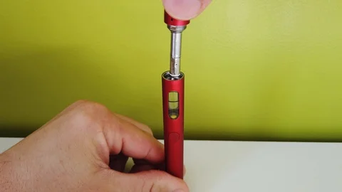 Close-up - man fill the electronic cigarette with liquid 库存影片 102776110