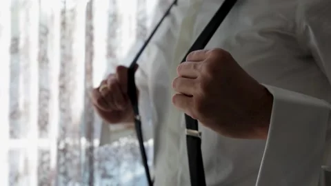 Close-up of a man fixing his clothes Vídeos de archivo 222099442