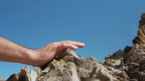 Close up of man hand climbing to the top of mountain. Vidéo 137494137