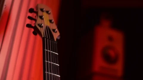 Close Up of Man Hand Pick Up the Guitar Vídeos de archivo 123857515