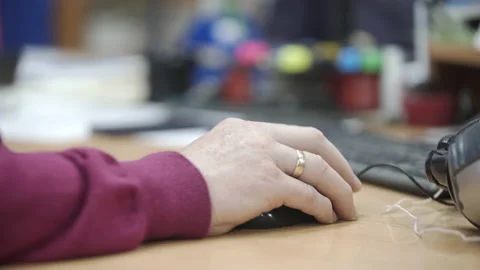 Close up man hand scrolling wheel of pc mouse. Male hand lying on computer mouse 스톡 동영상 130836839