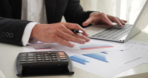 Close up Man hands calculating number, data, graph, chart audit planning account 스톡 동영상 267779997