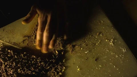 Close-up of a man hands chopped chocolate. Vídeo Stock 79818187