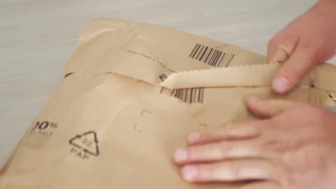 Close up man hands opening a plot from Amazon, July 2021, Rome, Italy Vídeos de archivo 161220416