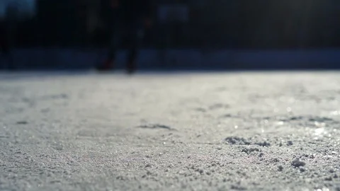 CLOSE- UP: Man ice skating and stopping Vídeos de archivo 92761532