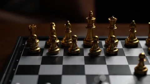 Close up Man moving chess pawn defeat enemy on chessboard Slow motion Vidéo 106801801
