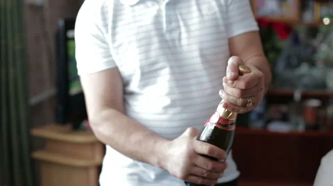 Close-up of a man opens a bottle of champagne Vidéo 58479585