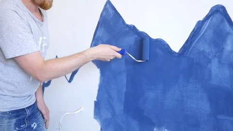Close-up man paints mountains on the wall in blue 스톡 동영상 113965965