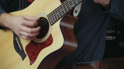 Close up man playing the acoustic guitar slow motion Video stock 59191051