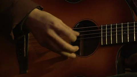 Close-up of man playing guitar Vídeo Stock 112499731