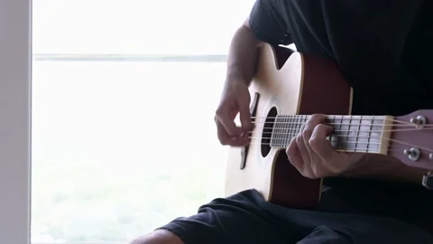 Close up of man playing guitar Stockbeeldmateriaal 164731332
