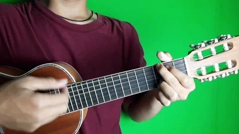 Close Up Man Playing Mini Guitar On Green Screen. Vídeos de archivo 167425235