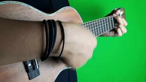 Close Up Man Playing Nylon String Acoustic Guitar On Green Screen. Vídeos de archivo 167425474