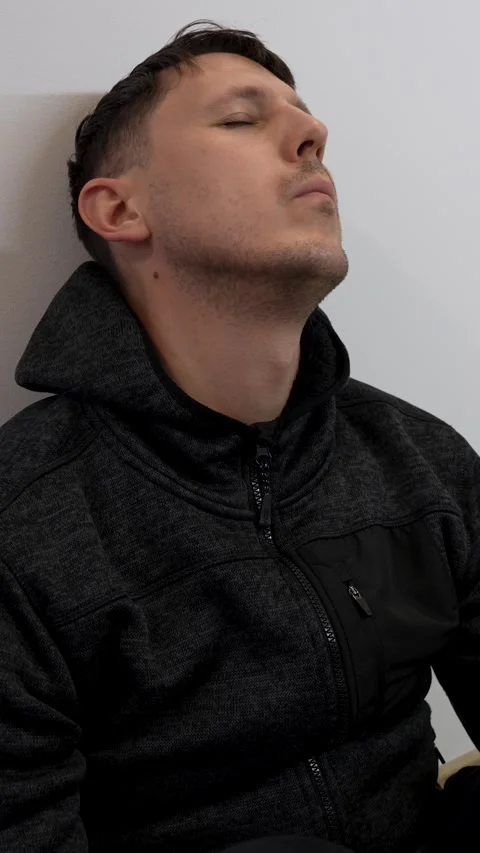 Close-up of a man reflecting deep worry and emotional pain Vidéo 327277684