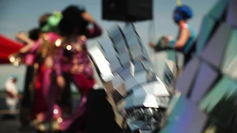 Close-up of a man in a shiny disco robot costume made of mirrors clapping hands Stock Footage 119522548