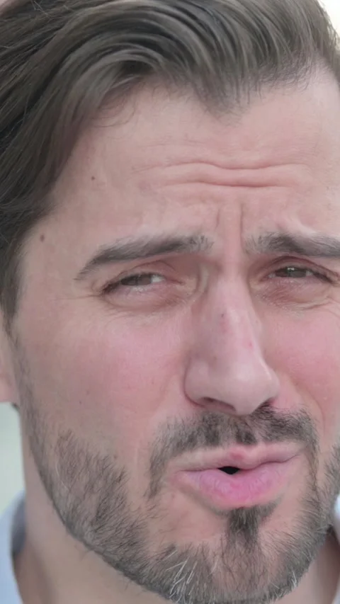 Close up of Man with Shocked Expression, Vertical Video Vídeos de archivo 339666970