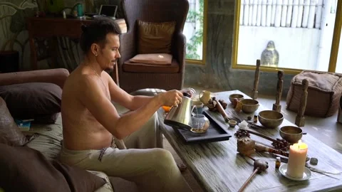 Close up man sitting on sofa and drinking tea Vídeos de archivo 136350606