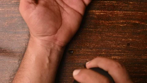 Close-Up of a Man Spraying Perfume on His Hand – Personal Care Footage Vidéo 329353206