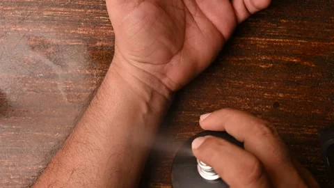 Close-Up of a Man Spraying Perfume on His Hand – Personal Care Footage Vidéo 329353207