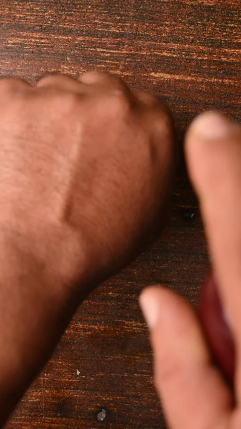 Close-Up of a Man Spraying Perfume on His Hand – Personal Care Footage Vidéo 329356575