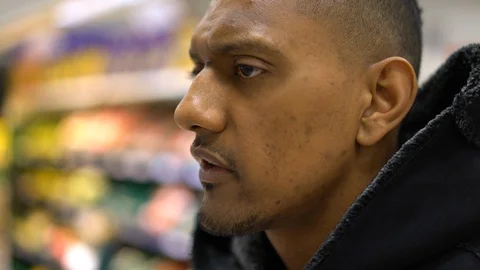 Close-up of a man talking in a store Vídeos de archivo 114120097
