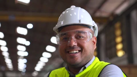 Close up man technician engineer wearing and adjust protective safety glasses. Vidéo 332119429
