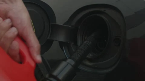 Close-up of man trying to put gas into an electric car Vídeos de archivo 200849418
