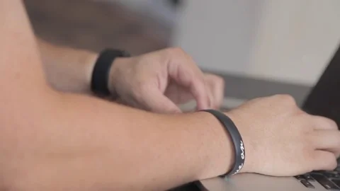 Close Up of Man Typing on Computer Видео 80603522