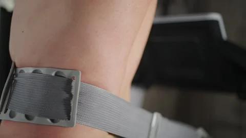 Close-up of Man Using Anti-Cellulite Belt Trainer. A person wearing massage.. Vidéo 332335328