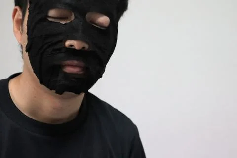 Close-up of a man using a face mask. Stock-Fotos