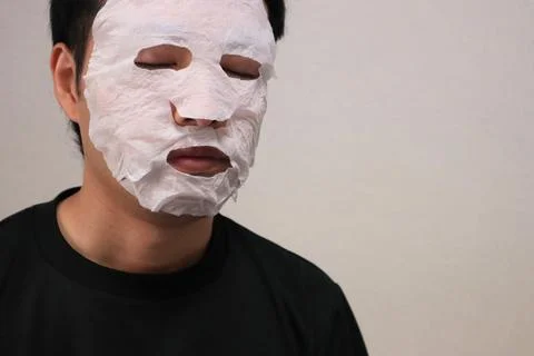 Close-up of a man using a face mask. Stock-Fotos
