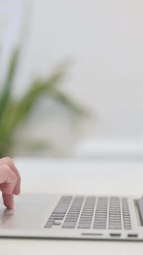 Close Up of Man Using Laptop for Work, Vertical Video Stockbeeldmateriaal 337351441