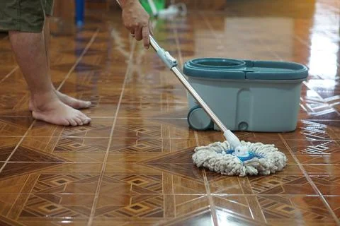 Close up of man using a mop to mop the floor. Foto stock